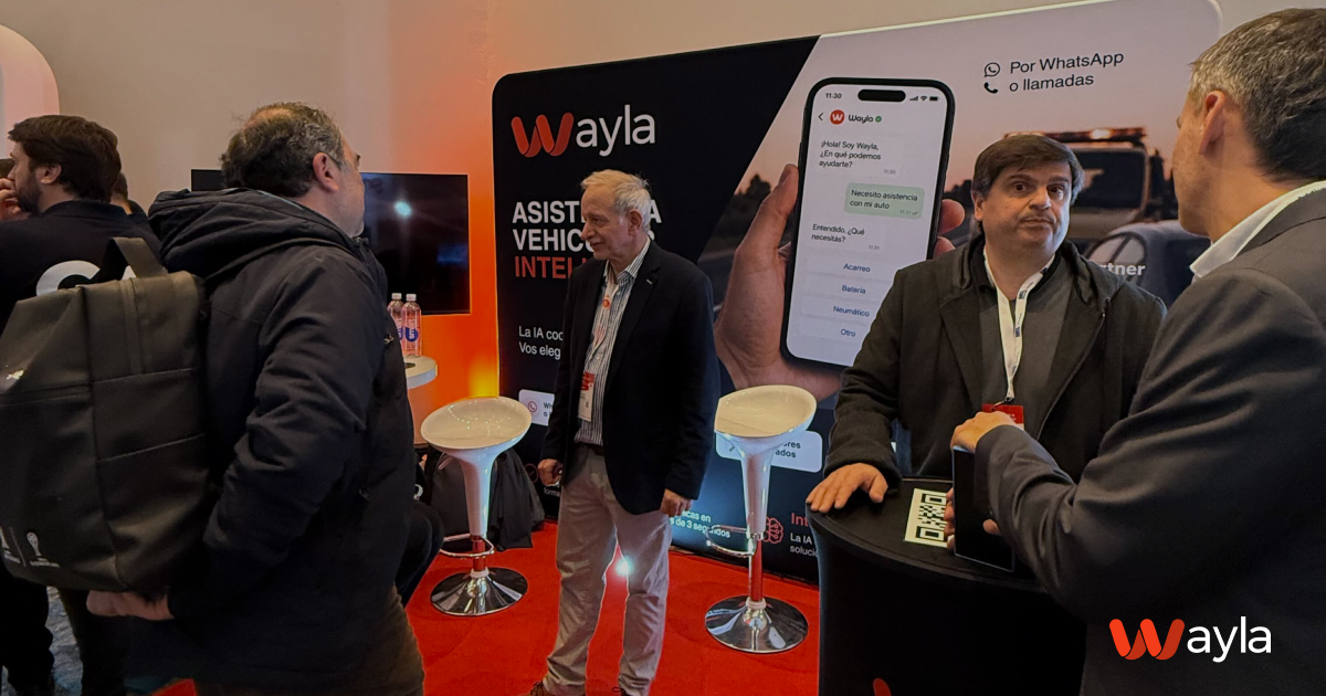 Stand de Wayla en Expoestrategas 2026 con asistencia vehicular inteligente vía WhatsApp