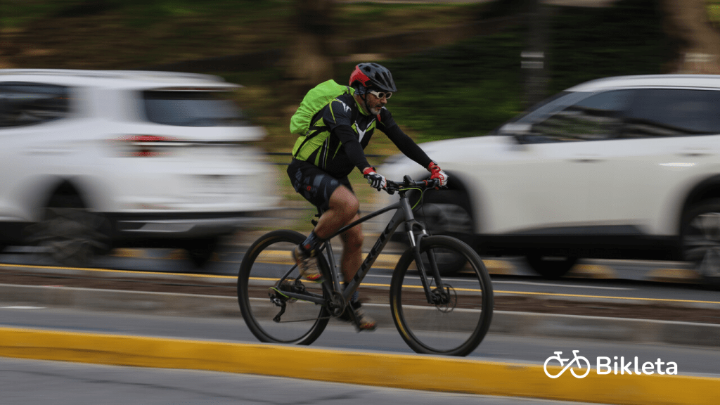 Santiago estrena su columna verde: ciclistas ya ruedan por la nueva ciclovía de la Alameda